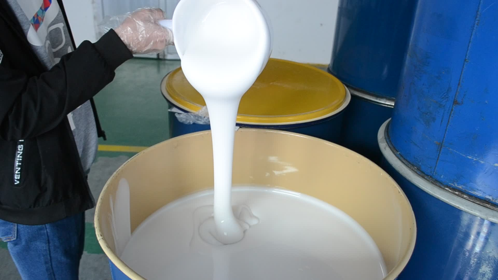 選購模具硅膠如何適應(yīng)小批量與大批量生產(chǎn)的靈活需求？